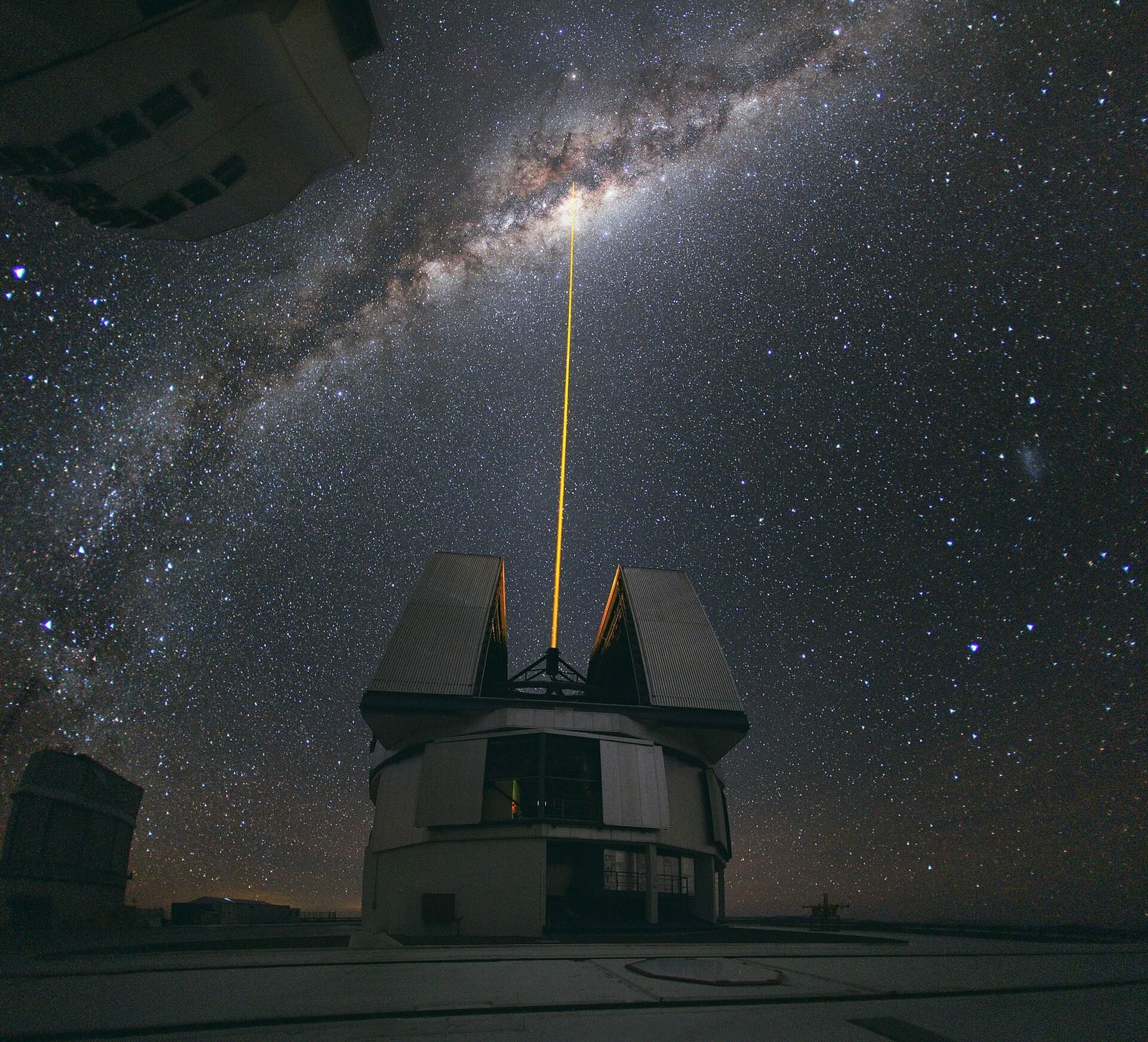 An observatory laser beneath the Milky Way